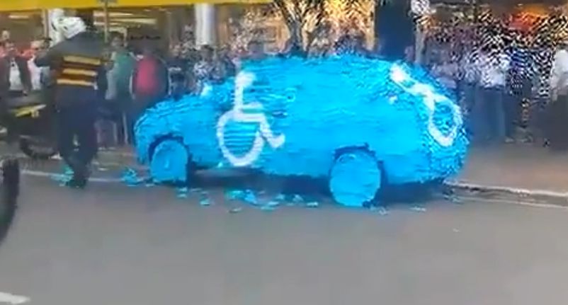Группа молодых людей полностью обклеила автомобиль нарушителя тысячами синих наклеек.