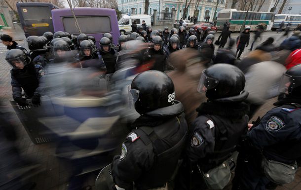 Суд присяжных начал в Киеве рассмотрение дела по обвинению двух бывших бойцов спецподразделения "Беркут" в расстреле 39 человек.