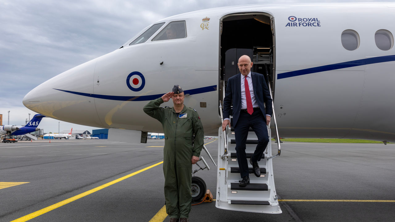 Semnalul GPS al avionului ministrului britanic al Apărării a fost bruiat în apropierea Rusiei.