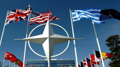 Premierul Muntenegrului, Milo Djukanovic, a semnat astăzi, la Bruxelles, aderarea la NATO. Foto: rfi.ro