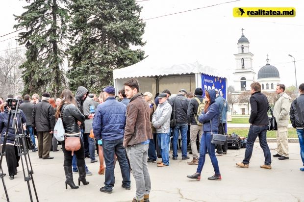 Grupul de inițiativă anunță că cererile vor fi colectate și astăzi, la solicitarea mai multor persoane care vor să adere la Partidul Popular European din Moldova.