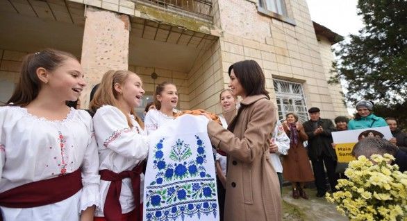 Maia Sandu și-a încheiat campania electorală pentru primele alegeri prezidențiale din Republica Moldova, care vor avea loc duminică, printr-o acțiune electorală desfășurată în localitatea natală.
