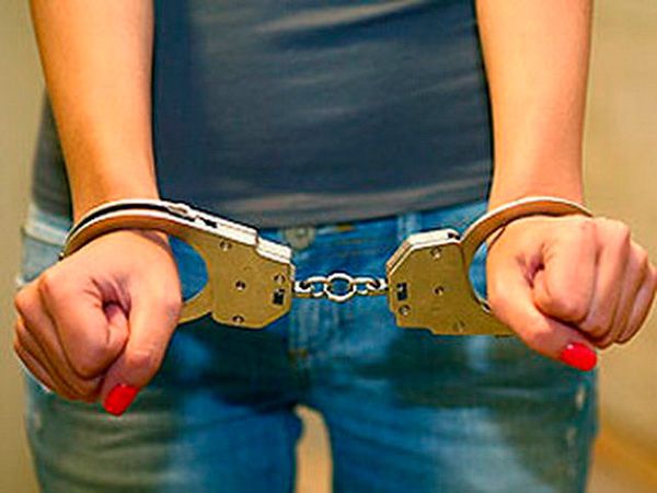 Подруги арестованы за преследование любовницы родственника.