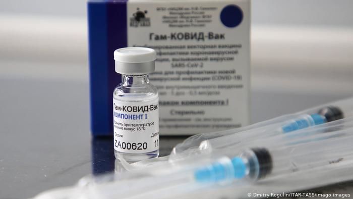 В ЕМА объяснили задержку одобрения российской вакцины «Спутник V».