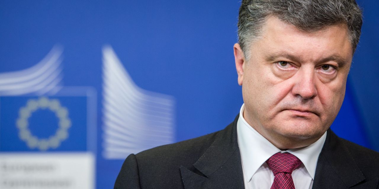 Порошенко потребовал задерживать вооруженных участников блокады Донбасса.