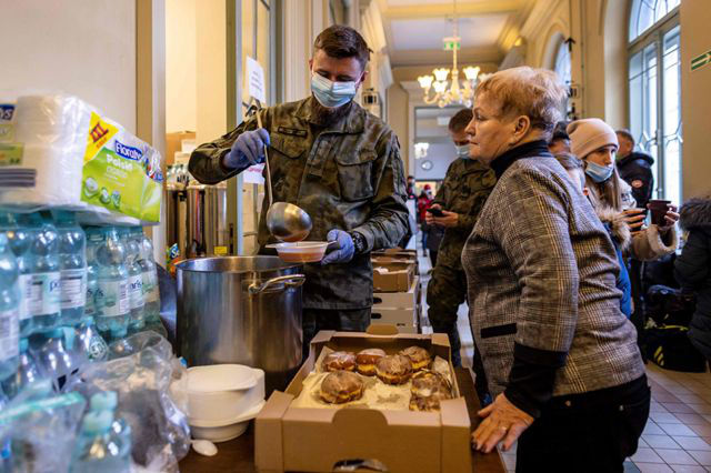 Польша сделает жилье и питание для украинских беженцев частично платным.