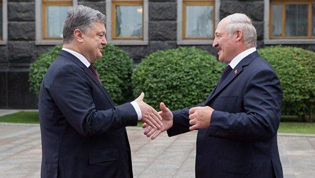 Глава Белоруссии Александр Лукашенко на встрече с президентом Украины Петром Порошенко в ОАЭ.