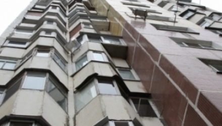 Din fericire, tânăra a rămas în viață întrucât a căzut pe streașina balconului de la etajul doi.