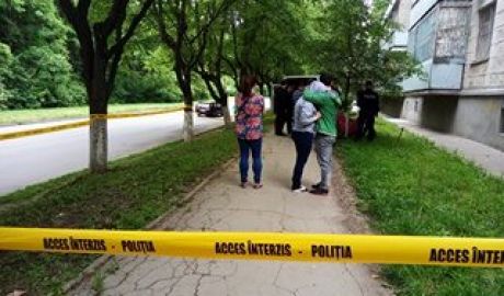Пожилая женщина мыла окна и, поскользнувшись, сорвалась вниз.