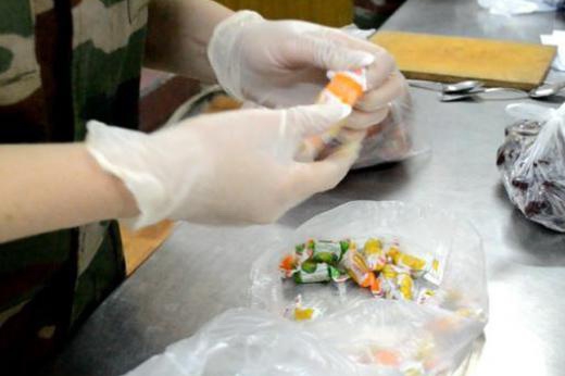 Заключенным кишиневской тюрьмы попытались передать героин, спрятанный в пакете с конфетами.