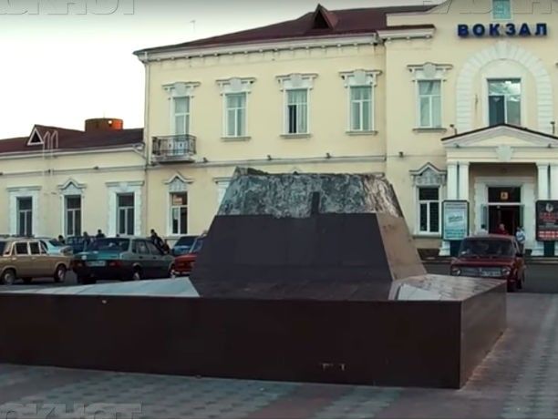 Демонтаж памятника был проведен в рамках закона о декоммунизации.
