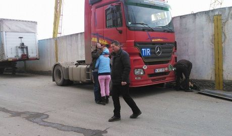 62-летний мужчина был насмерть придавлен прицепом грузовика сегодня днем в Кишиневе. Фото: jurnal.md