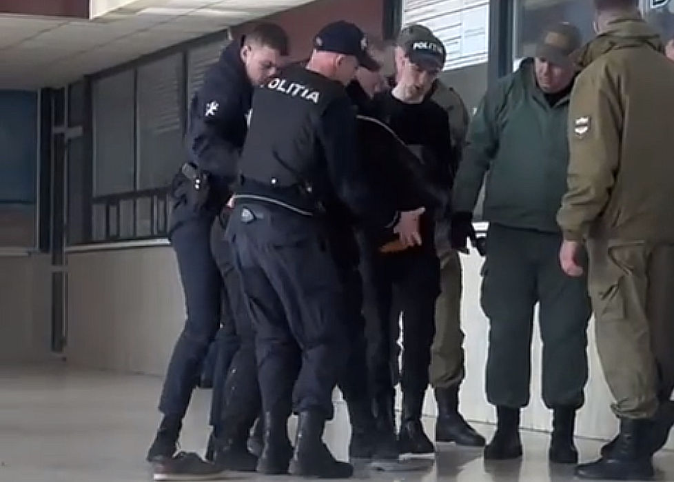 Мужчину обезвредили и задержали правоохранители.