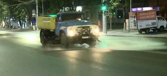 Мыть столичные улицы продолжат и в ближайшие ночи.