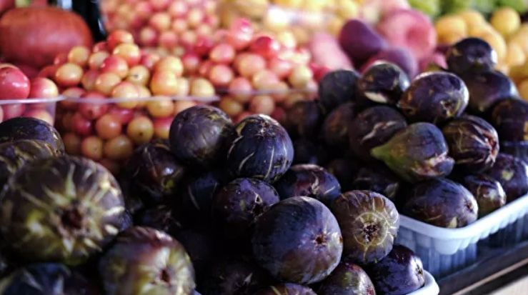 Ученый назвал продукты, помогающие сохранить молодость кожи.