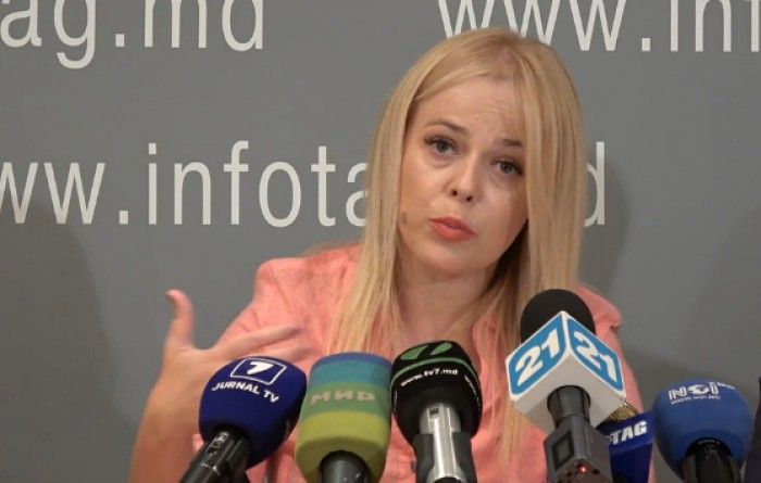 În momentul descinderilor, în apartamentul avocatei se mai aflau tatăl şi fiul acesteia.