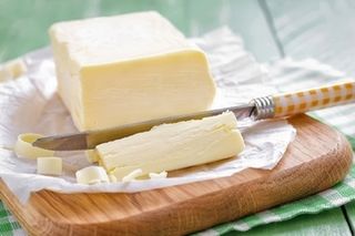 Untul se obţine din grăsime animală, în timp ce margarina se produce din grăsimi vegetale.
