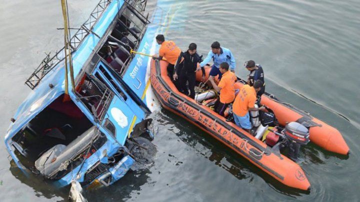 India: Un autobuz cu pasageri a plonjat într-un râu. 45 de morți