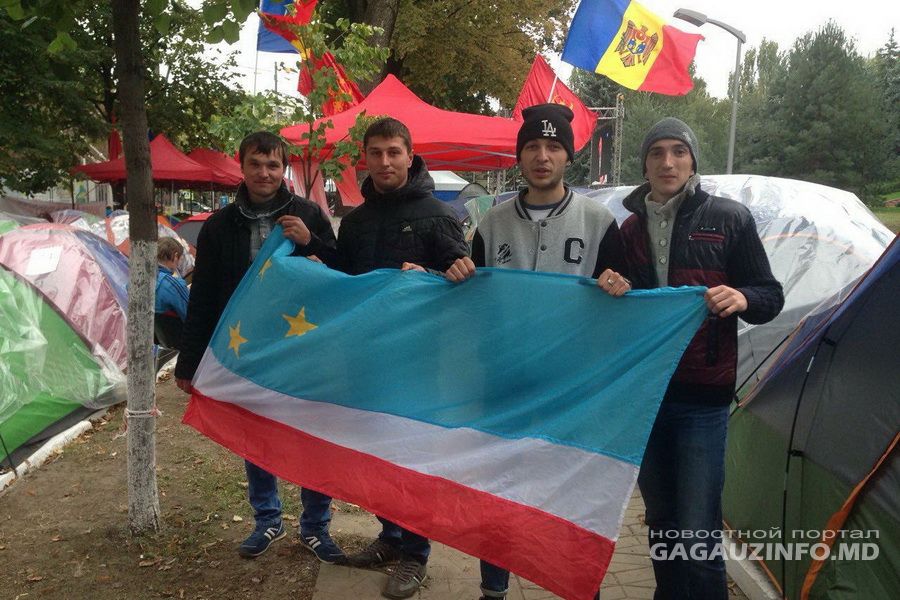 Жители Гагаузии участвуют в акциях протеста перед парламентом.