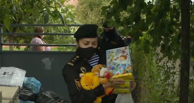 Бойцы Fulger помогли двум семьям подготовить детей к школе.
