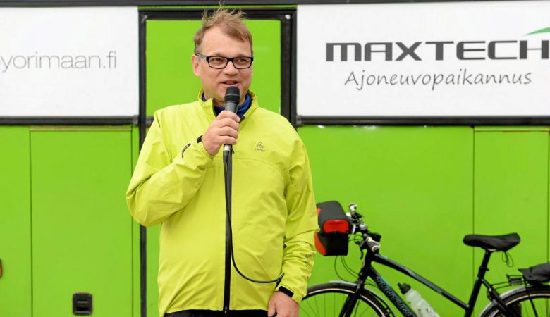 Премьер Финляндии проехал 300 км на велосипеде для встречи с избирателями.