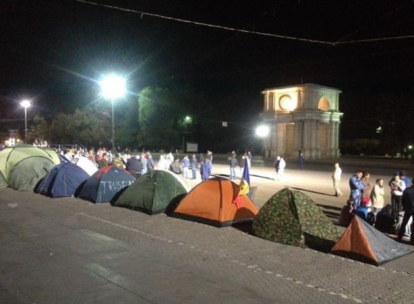 Ceartă între protestatarii din Piaţa Marii Adunări Naţionale. Foto: protv.md