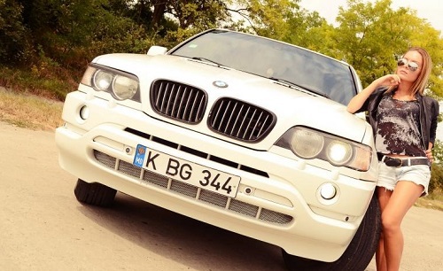 Moldovenii visează la BMW-uri, telefoane iPhone și încălțăminte Adidas.