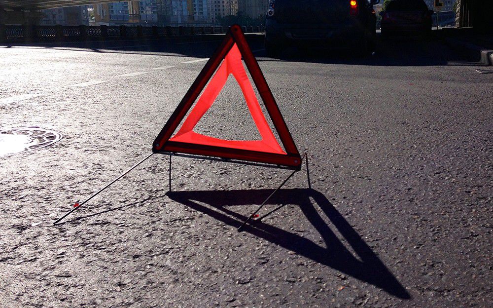 По данным полиции, водитель не справился с управлением и врезался в столб.