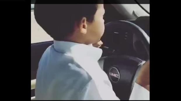 Un copil de 10 ani care a fost filmat în timp ce conduce o maşină cu viteza de 200 km/h pe o autostradă din Arabia Saudită. Foto: elconfidencial.com