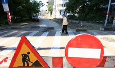 Conducătorii auto care traversează zona sunt rugaţi să respecte semnalizarea rutieră temporară.