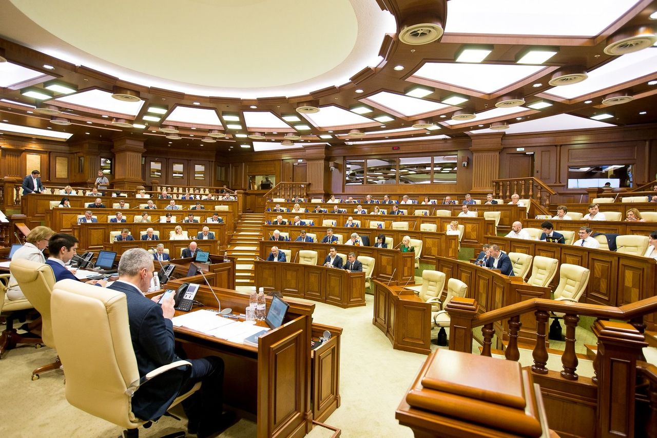 Депутаты возвращаются на работу в парламент.