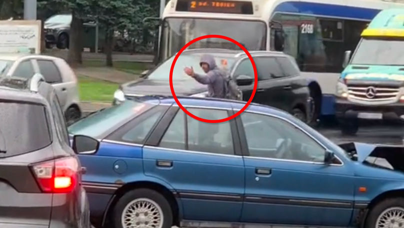 В Кишиневе пешеход регулировал движение транспорта.