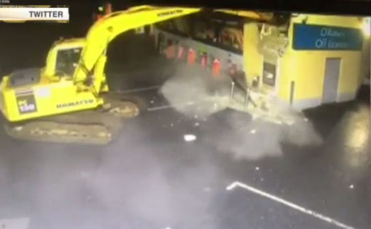 Бандиты выковыряли из стены магазина банкомат ковшом экскаватора.