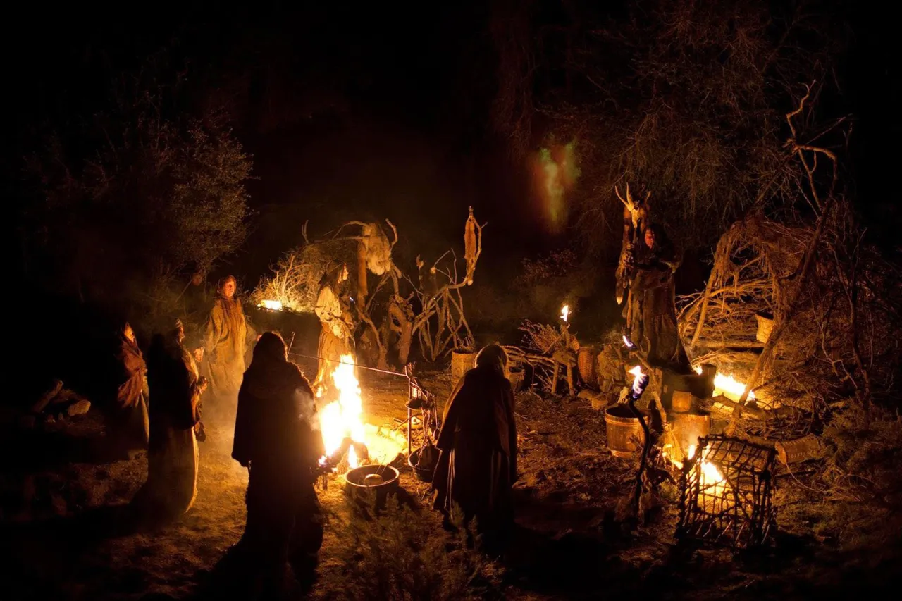 ведьма украины алтея. украинский народный костюм. славянская ведьма. украинские ведьмы. ведьмы украины.