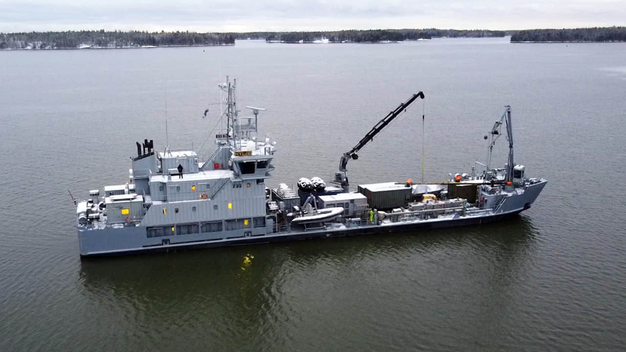 Super Nava suedeză HMS Belos a sosit într-o misiune în Golful Finlandei.