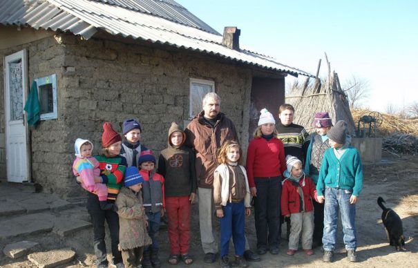 George Chirilă, bărbatul care trăiește cu două surori.