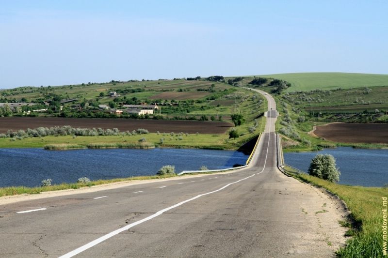 De unde se împrumută autoritățile pentru a repara 2 sectoare de drum. Foto simbol: moldovenii.md