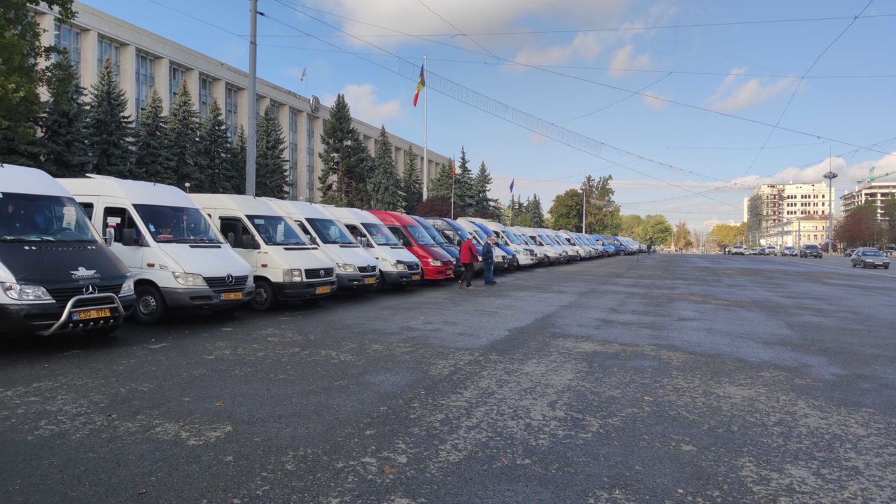 Протестующие перевозчики объявили об отмене забастовки: завтра выйдут на маршрут.