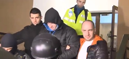 В Румынии соседи освистали задержанного полицейского-педофила.
