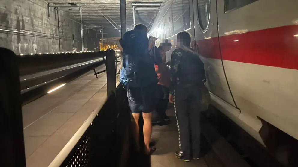 Pasagerii trenului ICE au petrecut cinci ore într-un tunel din Austria ca urmare a unei pene de curent electric.