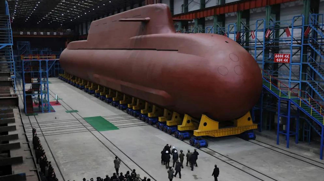 Kim Jong Un a prezentat primul submarin nuclear al Coreei de Nord: Experții se îndoiesc că acesta este real.