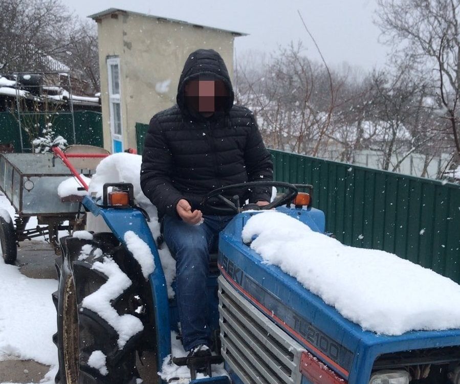 Угнавших трактор злоумышленников отыскала полиция.
