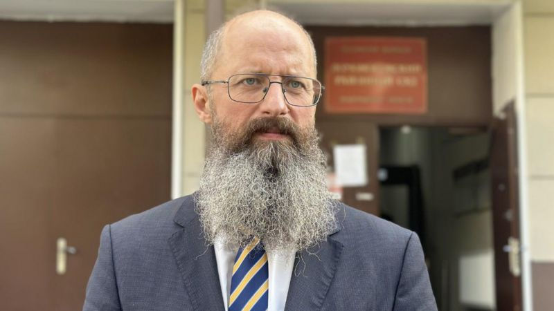 В РФ приговорили предпринимателя к 1,5 годам колонии за плакат «Прости, Украина».