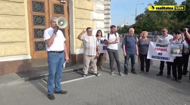 Демонстранты направились к примэрии, где потребовали отставки вице-примаров Нистора Грозаву и Руслана Кодряну.