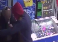 Позже злоумышленники заставили женщину выйти из магазина, чтобы она не смогла вызвать охрану.