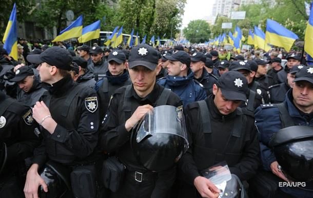 В Нацполиции заявили о восьми травмированных полицейских.