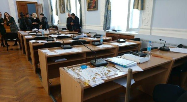 Трех депутатов горсовета украинского Николаева облили фекалиями.