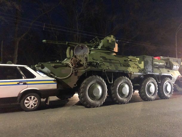 В Киеве БТР влетел в машину военной инспекции.