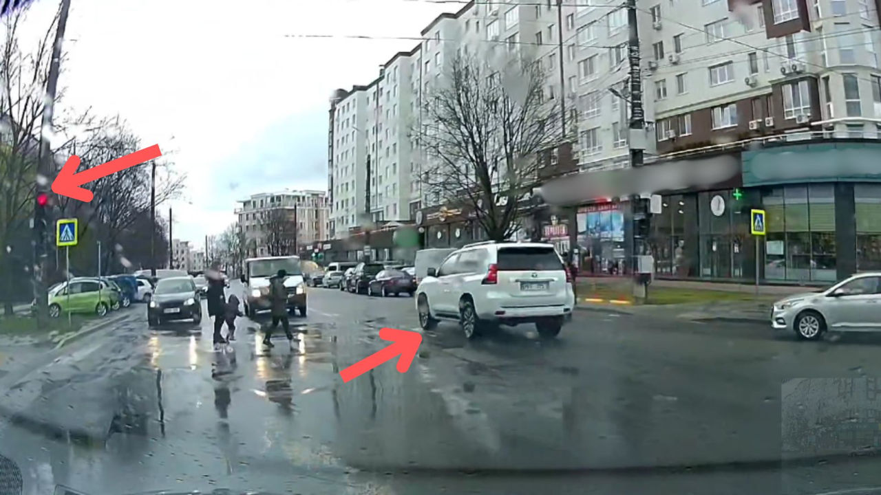В Кишиневе водитель проехал на красный и едва не сбил пешеходов. Фото: tv8.md