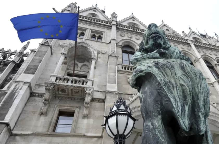 Steagul UE va fi arborat pe clădirea Parlamentului Ungariei pentru prima dată în ultimii 10 ani.